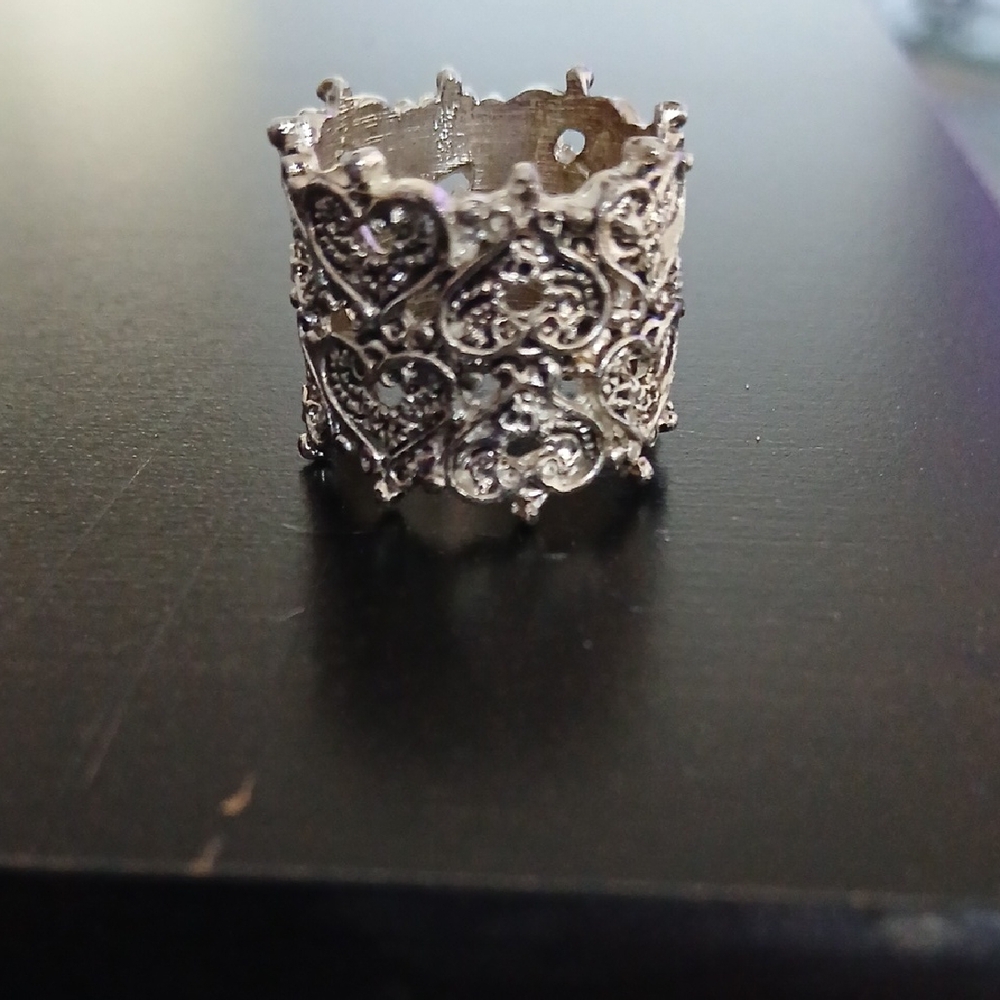 Elegant Silver Heart Pattern Ring